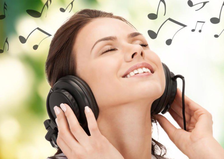 Người bị căng thẳng có thể nghe nhạc tại nhà để cải thiện tình trạng