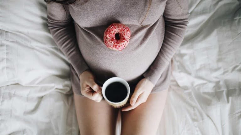 Thường xuyên uống cà phê gây ra mất ngủ khi mang thai